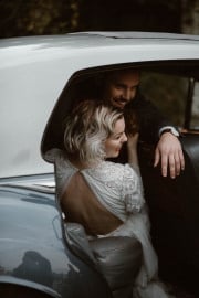 brudepar i bilen på bryllupsdagen